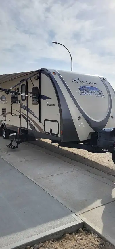 2013 Coachmen freedom express 35 foot overall length Clean well kept unit Comes with stabilizing hit...