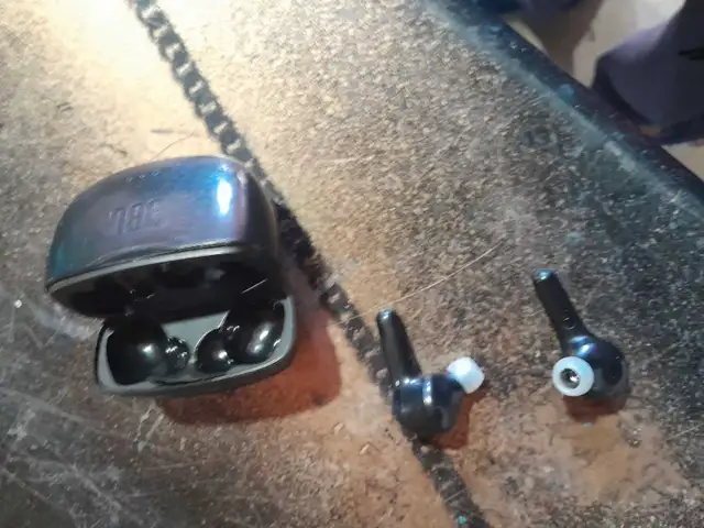 Wireless earbuds