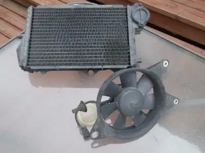 Radiateur pour moto BMW K1100 1992 en bon état.
