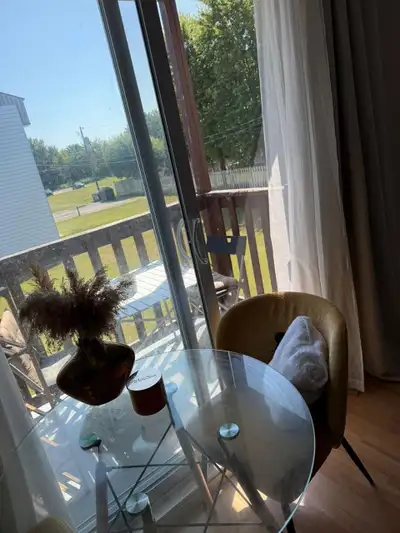 Appartement 4 et demi spacieux et bien ensoleillé situé près de tous les services et à 4 minutes de...