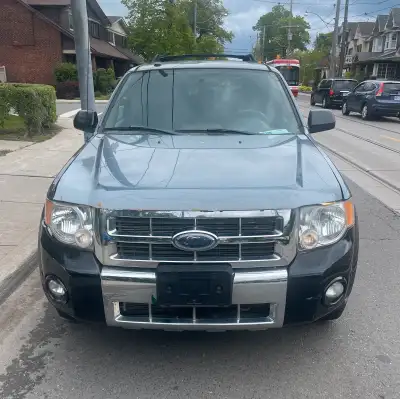 2012 ford escape XLT 4cyl very low kilometres automatic, air conditioning, power windows, power lock...