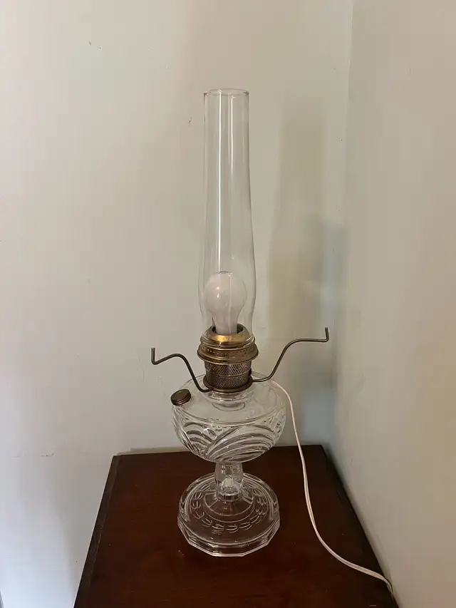 ALADDIN - VINTAGE ELECTRIC CLEAR WASHINGTON DRAPE LAMP & FLORAL in Indoor Lighting & Fans in Belleville - Image 9