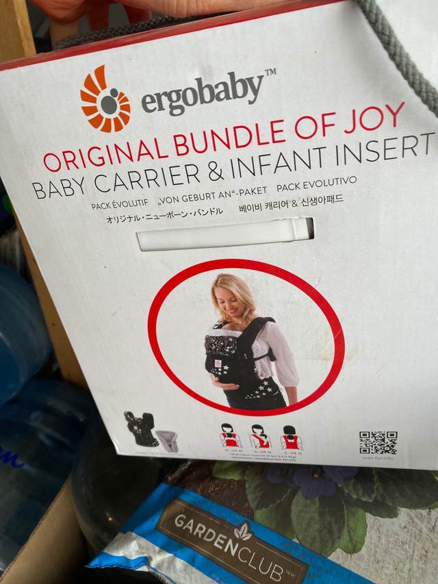 VGUC Ergobaby baby carrier & infant insert  in Strollers, Carriers & Car Seats in Edmonton - Image 2