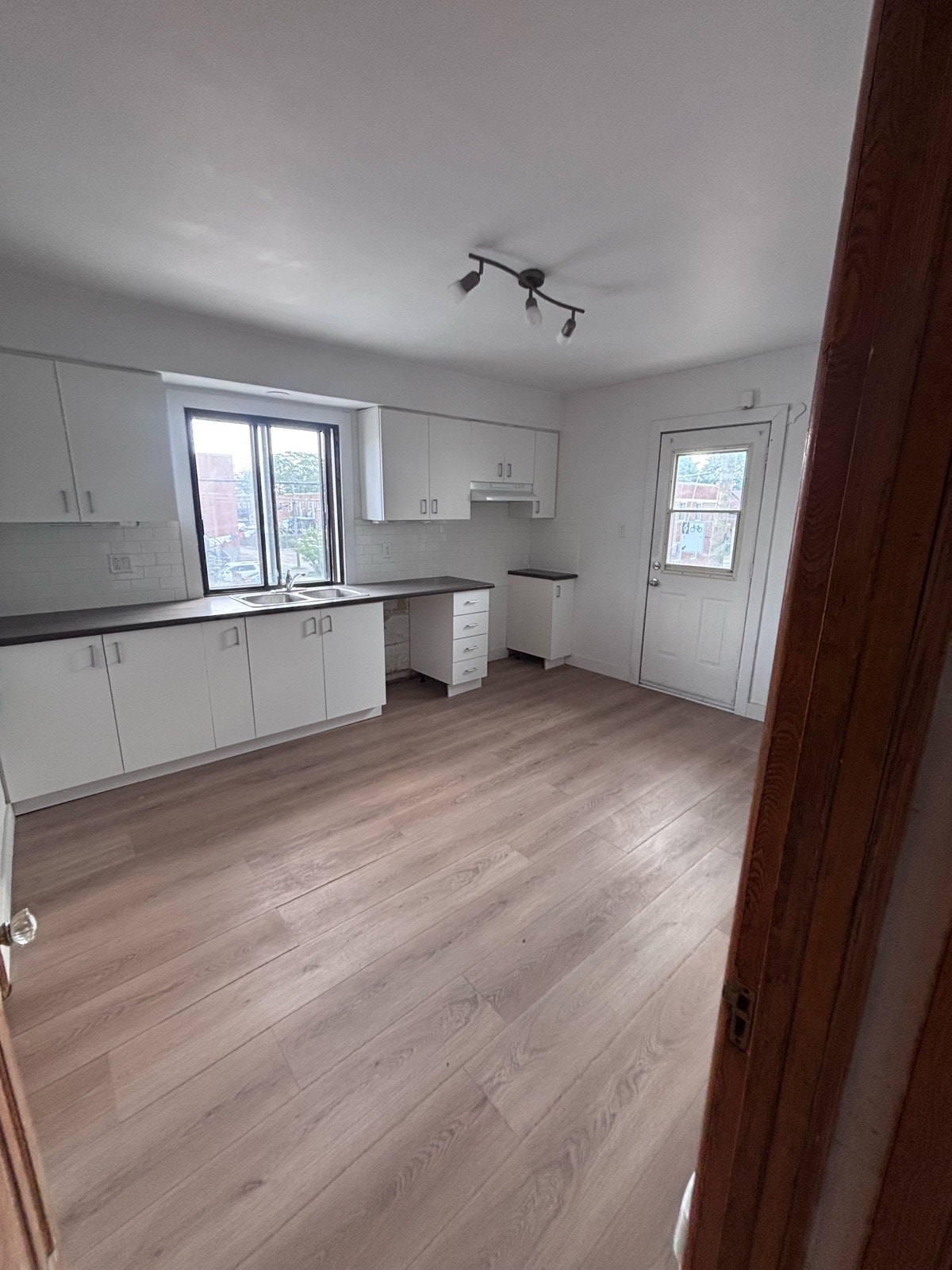 Logement 6 ½ quartier Ahuntsic coin Lajeunesse et Legendre! — photo 2