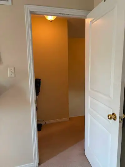 Chambre spacieuse dans un quartier résidentiel et calme. Spacious room in a quiet residential area.
