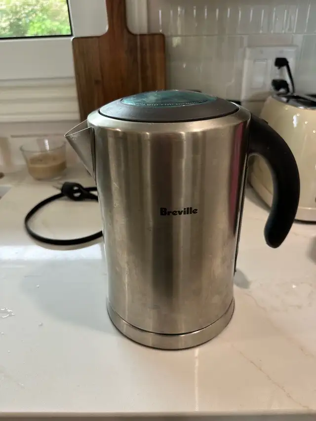 Breville stainless steel kettle in Kitchen & Dining Wares in Sudbury - Image 2