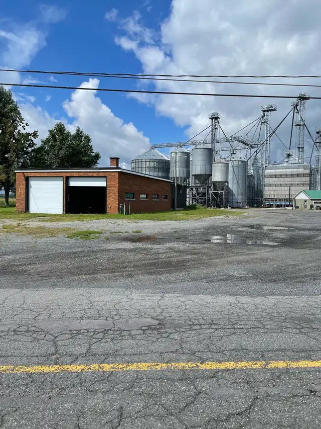 Espace industriel à louer avec grand espace extérieur in Other Business & Industrial in Longueuil / South Shore - Image 2