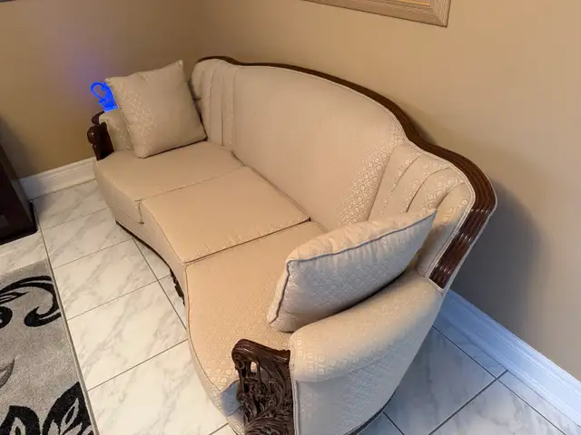 Antique wood couch in Couches & Futons in Mississauga / Peel Region - Image 3