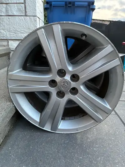 J'ai acheté par erreur. L'ancien vendeur devais avoir un corolla 2013. Aucun bris, un peu d'usure su...