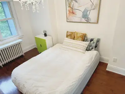 The house is located in the midtown of Toronto, clean、 quiet and comfortable, It is convenient to go...