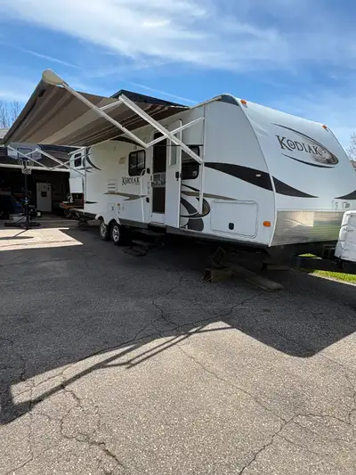 29’ travel trailer with loads of storage, power slide and awning, electric brakes. Will include weig...