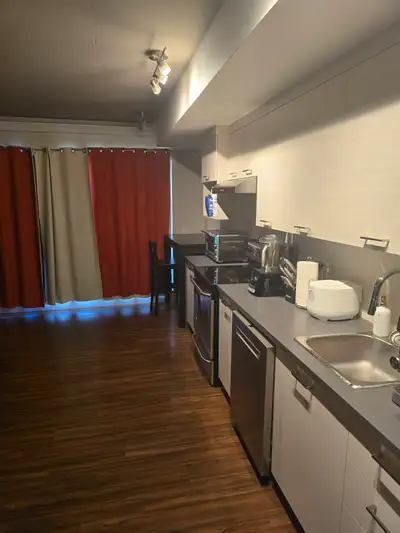 Beau loft situer a 5 minute de l'université et du cégep idéal pour un étudiant. Piscine exterieur ‍♂...