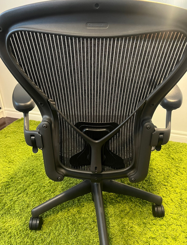 Aeron Herman Miller - Office Chair - Excellent Condition  in Chairs & Recliners in Oshawa / Durham Region - Image 2