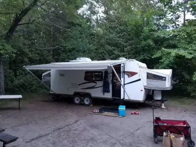Well maintained rockwood roo 23 Sleeps 8 Propane fridge with freezer Gas stove Heater A/C Gas bbq ou...