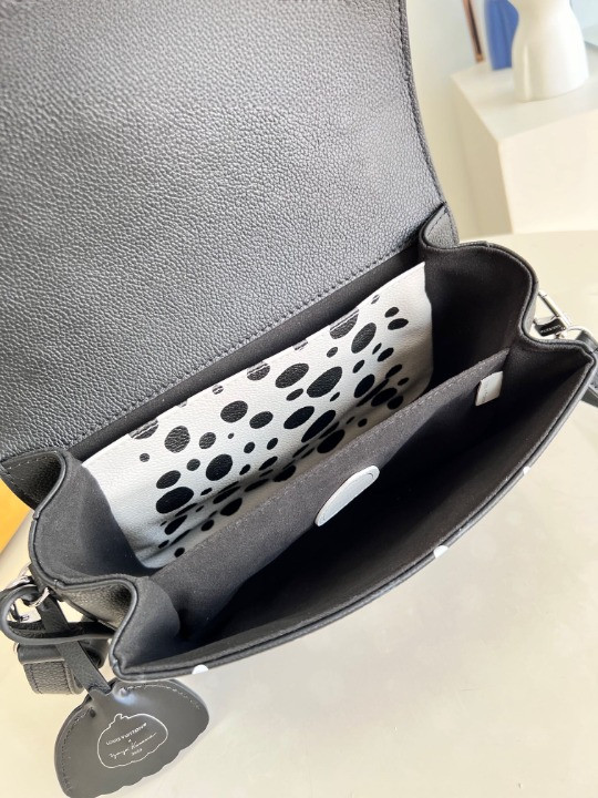 Authentic Louis Vuitton  Yayoi Kusama Women  Black Leather Bag dans Femmes - Sacs et portefeuilles  à Ville de Montréal - Image 3