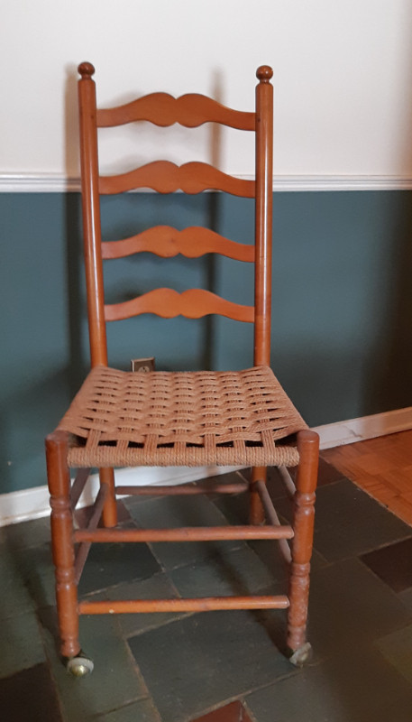 Belle chaise rustique haut dossier dans Chaises, Fauteuils inclinables  à Ouest de l’Île