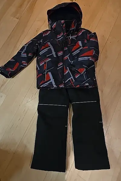 Size 7 kids snowsuit... worn twice then growth spurt... excellent condition. Warm and comfortable. P...
