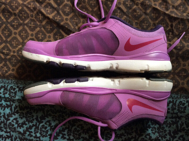 Ladies Nike size 8.5US barely worn like new! in Women's - Shoes in Ottawa - Image 3