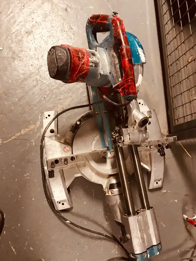 MAKITA 10-inch (13.1-Amp) Sliding Compound Mitre Saw $100 in Power Tools in City of Toronto - Image 3