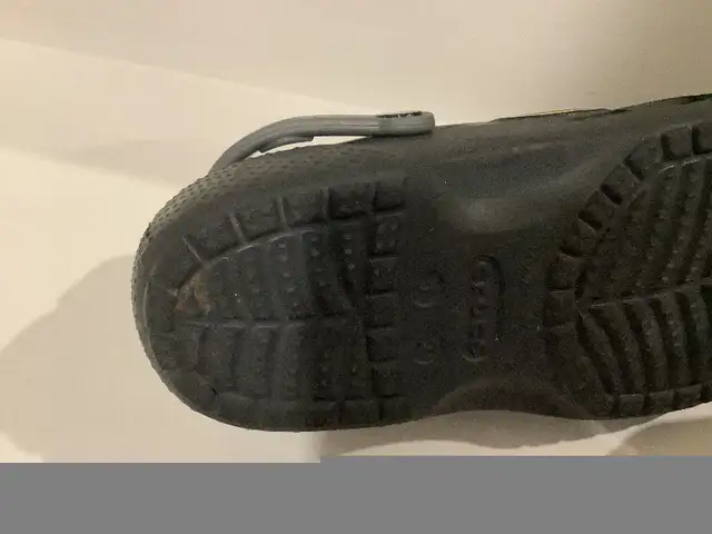 Crocs pour garçon (taille. 2) in Kids & Youth in Longueuil / South Shore - Image 9