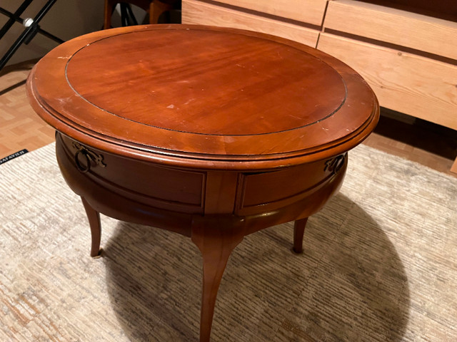 antique round coffee table | Coffee Tables | Ottawa | Kijiji