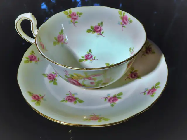 Fine Bone China teacups with saucers565173305748367362