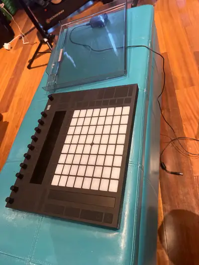 Je vends mon contrôleur MIDI Ableton Push 2 usagé, idéal pour la production musicale et les performa...