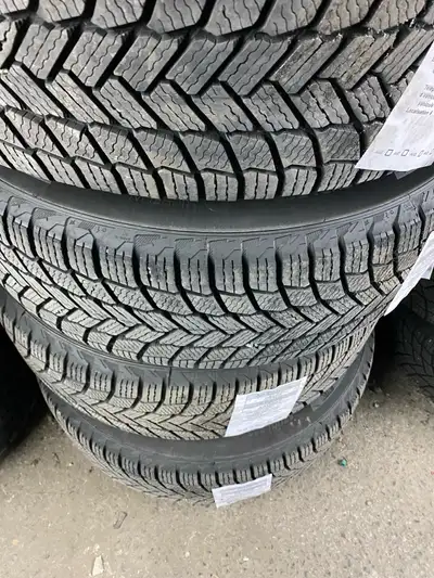 Je vends un ensemble de 4 pneus Michelin X-Ice Snow SUV, dimension 245/65R17 111T XL, montés sur des...
