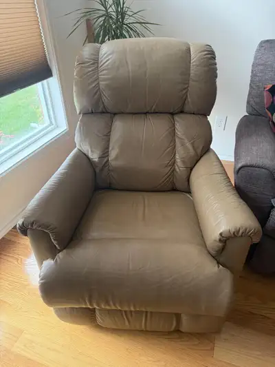 VERY GOOD CONDITION LAZY BOY RECLINER – LEATHER, View more