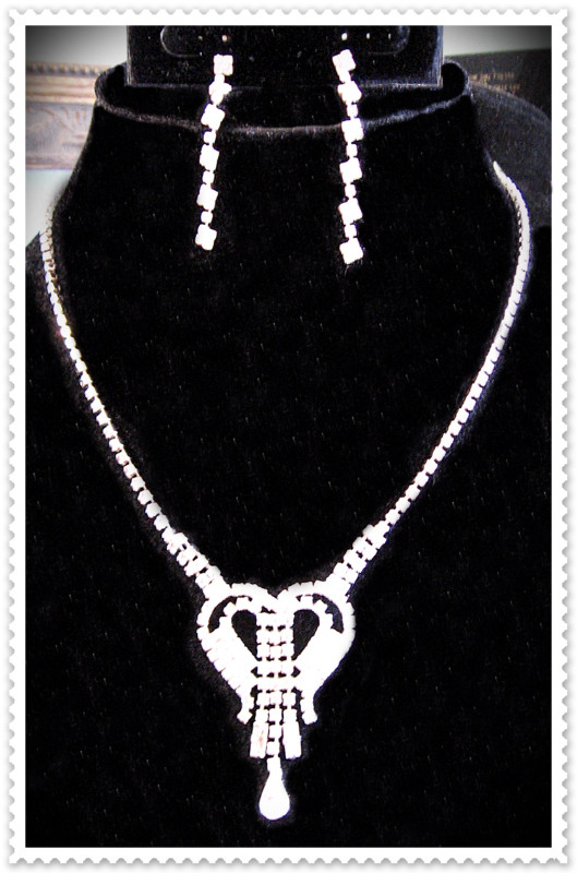 VINTAGE RHINESTONE NECKLACE DROP PENDANT EARRING SET in Jewellery & Watches in Oshawa / Durham Region