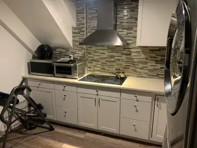 Beautiful area close to grocery store and gyms restaurants rent is all inclusive and room is a month...