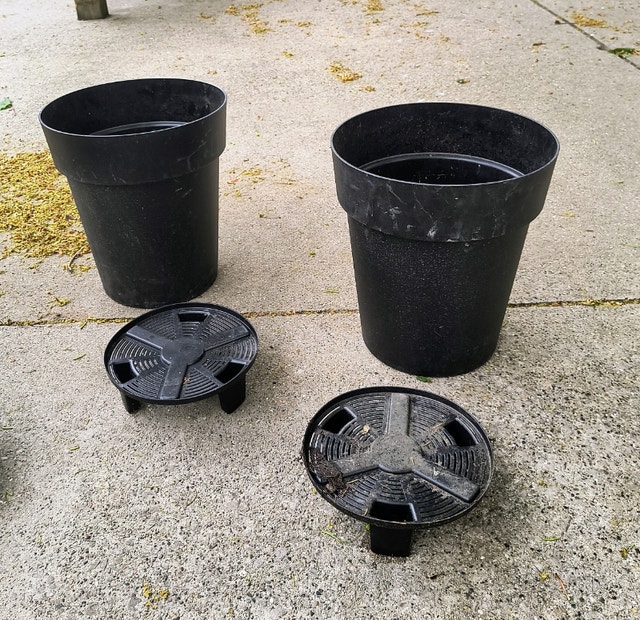 Lovely Black Pots with Drainage for Flowers Patio & Garden Furniture Sarnia Kijiji