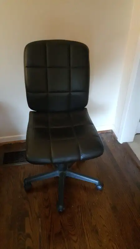 Used Office Chair in Chairs & Recliners in Markham / York Region - Image 2