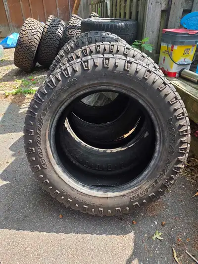 Goodyear Wrangler Duratrac 275/60R20 tites with arugged tread design suitable for various road condi...