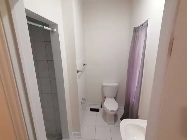 Ensuite bedroom for rent in Bowmanville $1,100 in Room Rentals & Roommates in Oshawa / Durham Region - Image 11