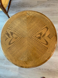 Solid Oak Pedestal Side/Accent Table table is exquis