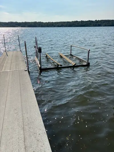 Dockrite 3500 lb mechanical boat lift Good condition No issues Everything works as it should Wheeled...