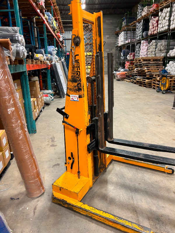 Stacker Forklift dans Autres équipements commerciaux et industriels  à Laval/Rive Nord - Image 3