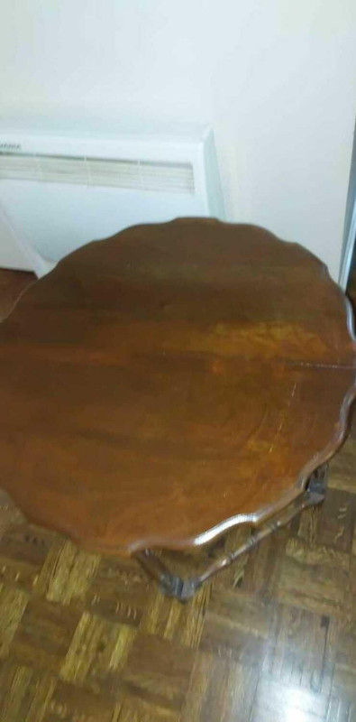Beautiful antique solid wood folding Accent Table. Legs can be f dans Autres tables  à Ouest de l’Île - Image 3