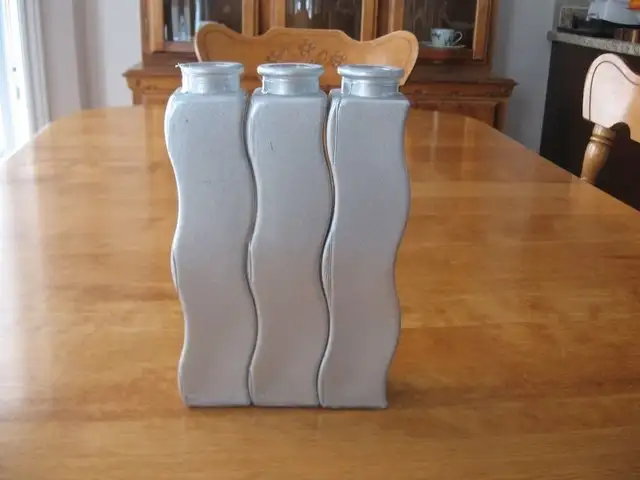 2 pots décoratifs Ikea gris de 8.5'' de haut in Other in Laurentides - Image 2