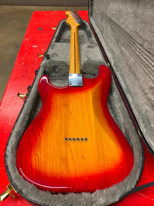 Fender 1982 Stratocaster hardtail electric guitar $3500 in Guitars in Kitchener / Waterloo - Image 4