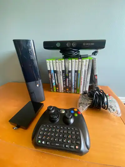 Kit complet xbox 360e, point négatif égratignure sur la Xbox sinon tout est parfait - Xbox 360 e - D...