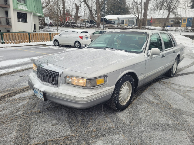 1996 LINCOLN TOWN CAR SIGNATURE (Rare), Excellent Condition in Classic Cars in City of Toronto - Image 4