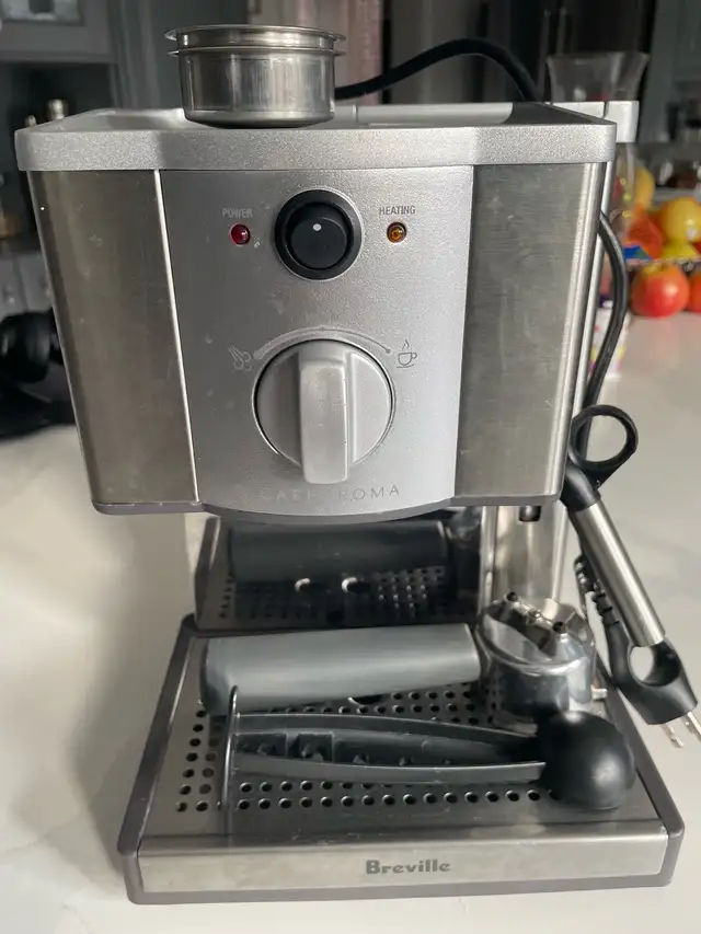used Breville espresso machine in Coffee Makers in Mississauga / Peel Region - Image 2