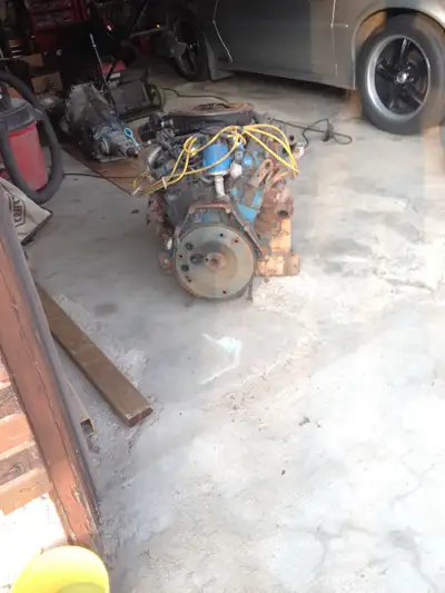 1982 2.8L V6 and 1984 700r4 tranny c/w engine accessories, less than 100,000 km. Been in storage sin...