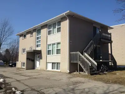 A triplex building in a quiet neighborhood, ideal for quiet study. near two universities and Conesto...