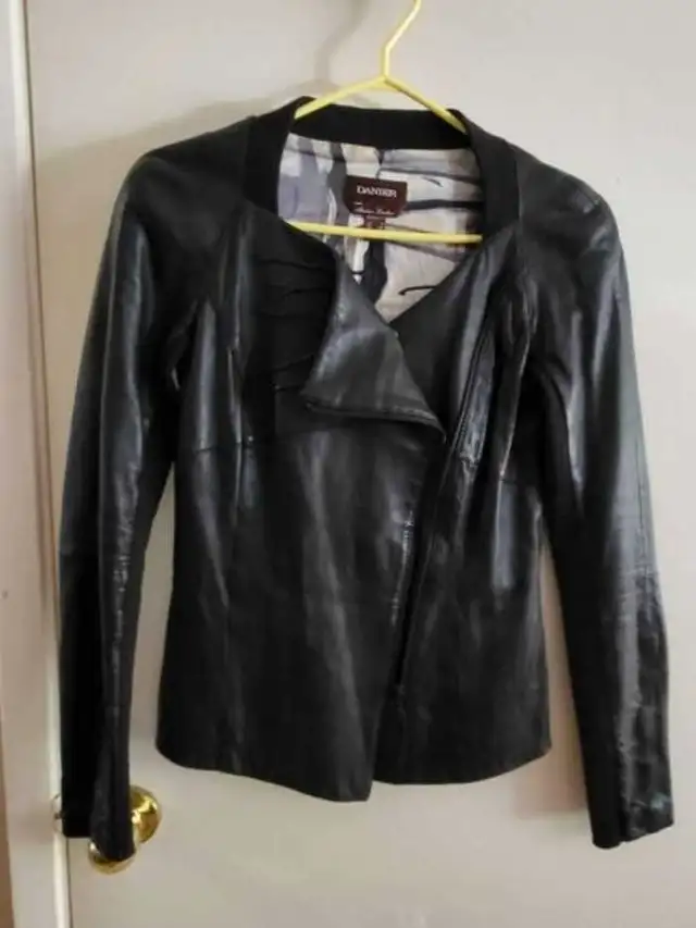 Danier Soft Leather Zippered Jacket size 3xsm Retail $400
