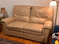 Sofa 2 places en cuir beige très propre, impeccable, confortable