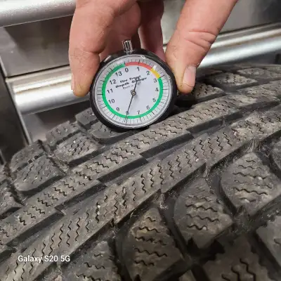 245/60/18 IceGrab20 2years use Contact Denishgauthier@gmail.com