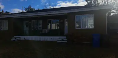Maison a louer pour la période hivernale. Libre de janvier au 1er mai. Situé sur la 2e rue près du c...